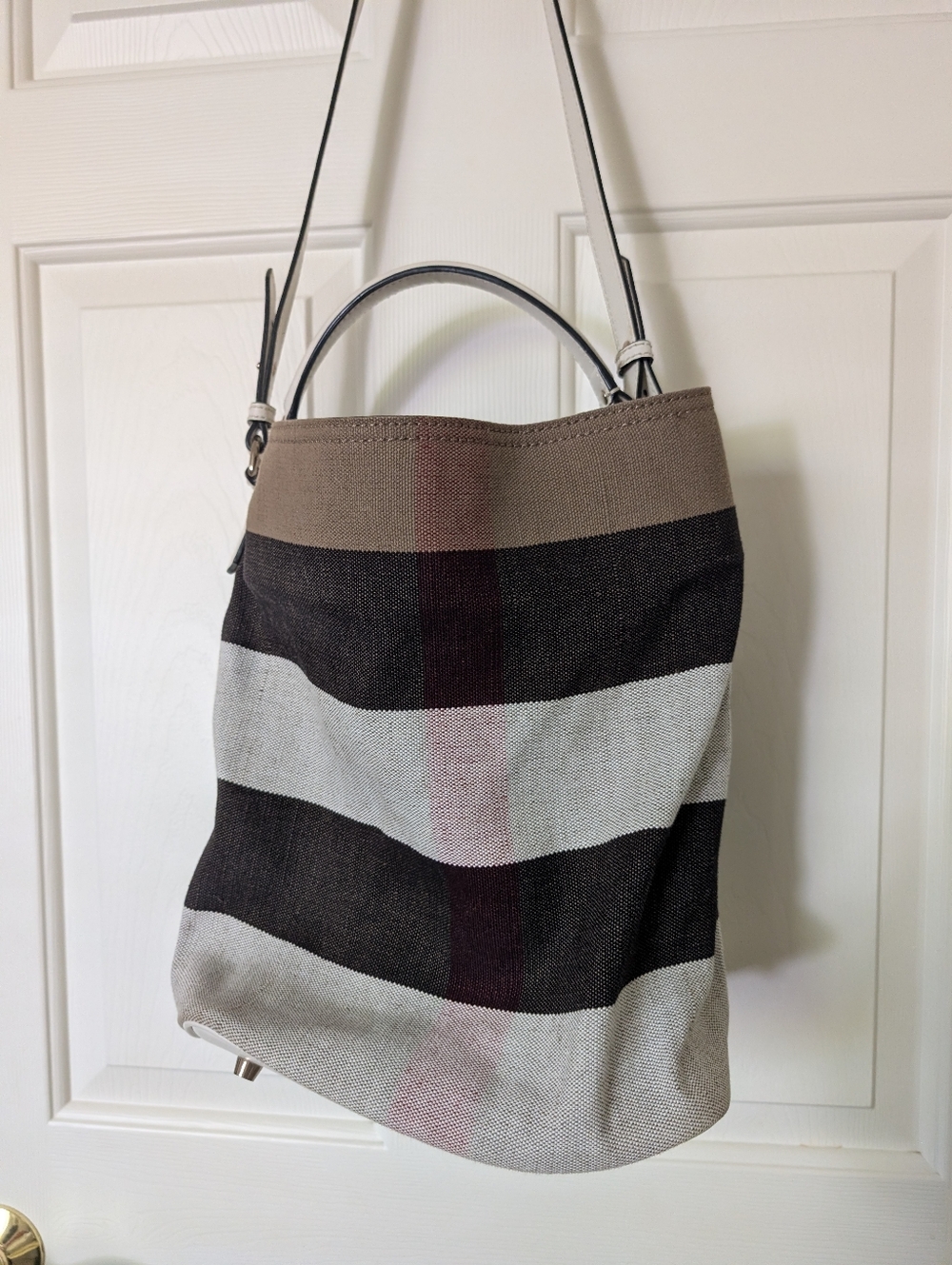 EUC Burberry Ashby Bucket Bag In House Check Canvas and Off-White Calfskin. - Picture 3 of 16